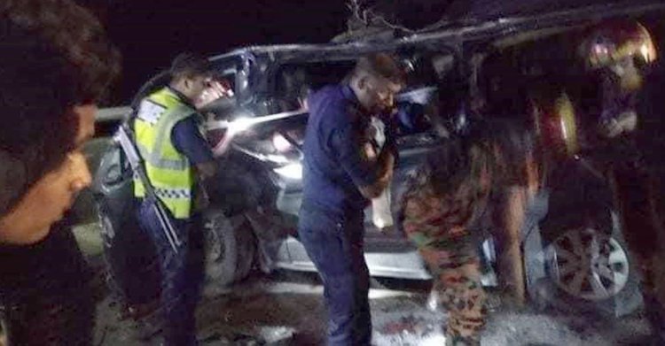 মাইক্রোবাস নিয়ন্ত্রণ হারিয়ে বাসের সঙ্গে ধাক্কায় নিহত ৩, আহত ১২