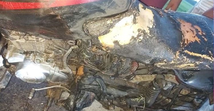 পুলিশ কাগজ দেখতে চাওয়ায় নিজের মোটরসাইকেলে আগুন