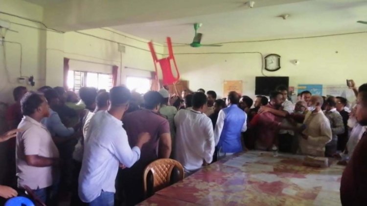 পতাকা উত্তোলন নিয়ে সংঘর্ষে নোয়াখালীতে আ. লীগের সম্মেলন পণ্ড, আহত ৫