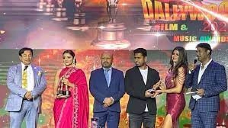 নিউইয়র্কে এবার ঢালিউড অ্যাওয়ার্ড পেলেন ২৭ জন