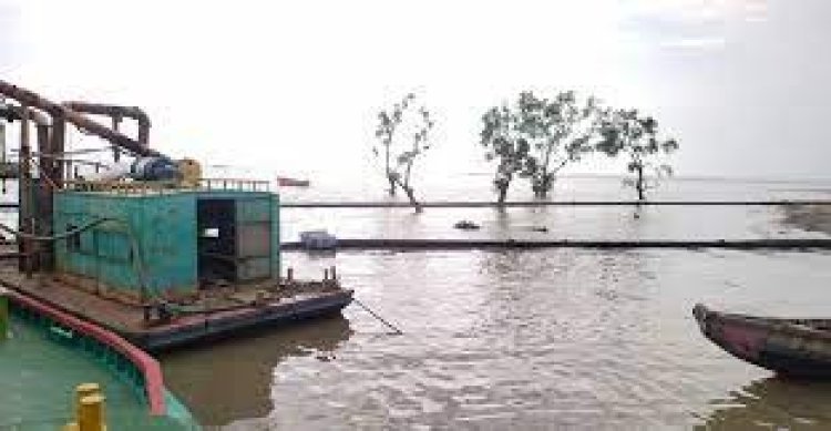 ঘূর্ণিঝড় সিত্রাং: মিরসরাইয়ে ড্রেজার ডুবে ৮ শ্রমিক নিখোঁজ