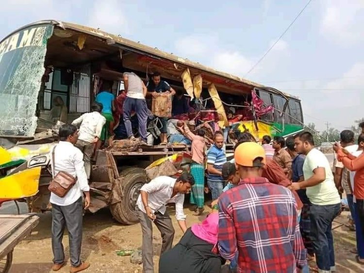  নন্দীগ্রামে ট্রাকের পেছনে বাসের ধাক্কা, ২ জনের প্রাণ গেল