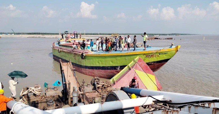 মিরসরাইয়ে ড্রেজারডুবি: একে একে উদ্ধার হলো ৮ শ্রমিকের মরদেহ