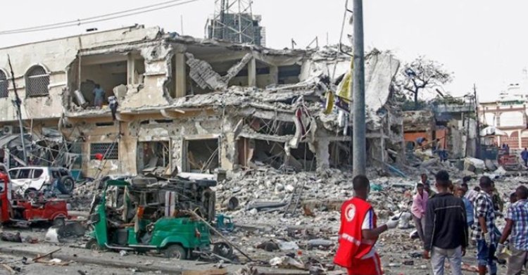  সোমালিয়ার শিক্ষা মন্ত্রণালয়ের বাইরে বোমা হামলা, নিহত ১০০