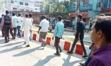  হেঁটে সমাবেশস্থলে যাচ্ছেন বিএনপি নেতাকর্মীরা 