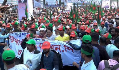 পথে পথে বাধা, হামলা উপেক্ষা করে বরিশালে বিএনপি নেতাকর্মীদের ঢল