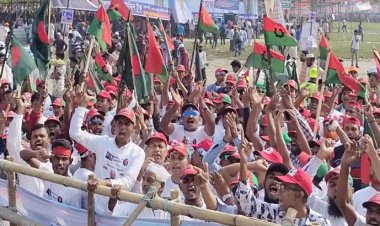 লাল-সবুজ পতাকা নিয়ে সমাবেশস্থলে বিএনপি নেতাকর্মীরা