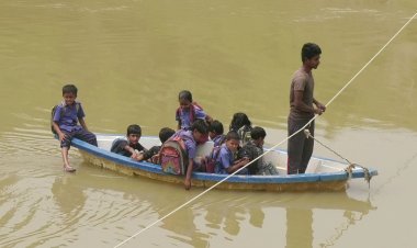 ঝুঁকি নিয়ে বিদ্যালয়ে যাতায়াত করে কোমলমতি শিক্ষার্থীরা