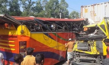 ফেনীতে বাস-কাভার্ডভ্যান সংঘর্ষে নিহত ৪