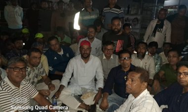 সমাবেশের মাঠে খোলা আকাশের নীচে যুবদল কেন্দ্রীয় নেতারা