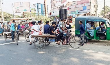 অসুস্থ বাবাকে ডাক্তার দেখাতে ফরিদপুর যাচ্ছিলাম, এসে দেখি বাস বন্ধ