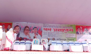 প্রস্তুত মঞ্চ,  সকাল থেকেই সমাবেশস্থলে মানুষের ঢল