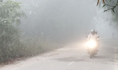 কুড়িগ্রামে বেড়েছে শীত, হেডলাইট জ্বালিয়ে চলছে যানবাহন