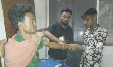 হাসপাতালে সাপ নিয়ে হাজির আহত সাপুড়ে