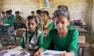 জরাজীর্ণ ভবনটি এখন শিক্ষক-শিক্ষার্থীদের আতঙ্কের কারণ