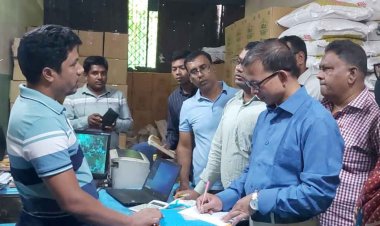 অবৈধভাবে চিনি মজুত, উদ্ধার করে সরকারি রেটে বিক্রি