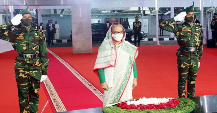 বঙ্গবন্ধুর প্রতিকৃতিতে প্রধানমন্ত্রীর শ্রদ্ধা