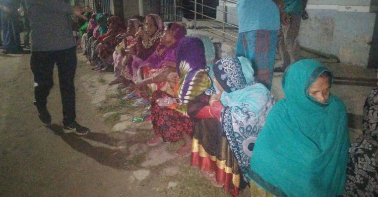  শেরপুরে ওএমএসের চাল পেতে মধ্যরাত থেকে অপেক্ষা