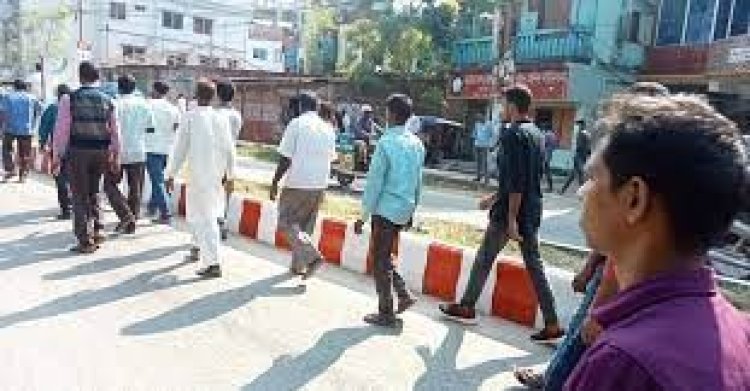  হেঁটে সমাবেশস্থলে যাচ্ছেন বিএনপি নেতাকর্মীরা 