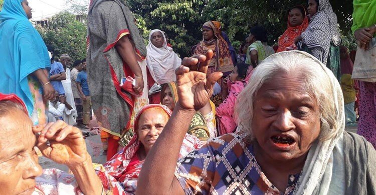 ওএমএসের চাল-আটা কিনতে অপেক্ষা যেন ফুরোয় না