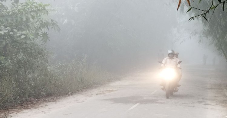 কুড়িগ্রামে বেড়েছে শীত, হেডলাইট জ্বালিয়ে চলছে যানবাহন