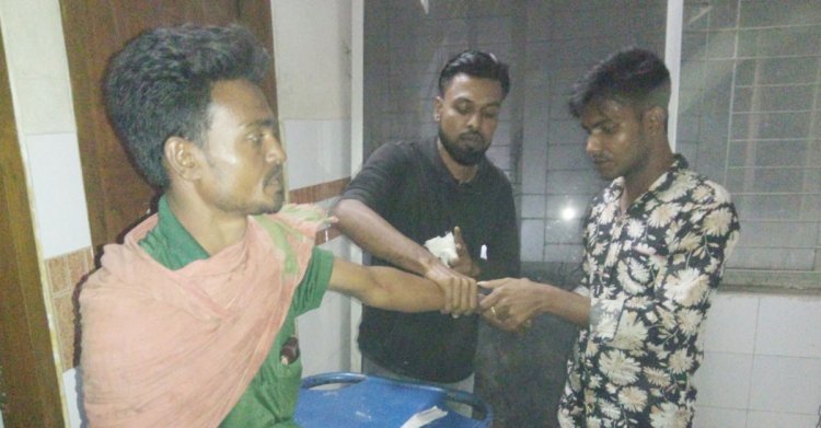 হাসপাতালে সাপ নিয়ে হাজির আহত সাপুড়ে