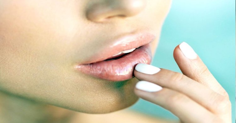 গাঢ় রঙের লিপস্টিক ব্যবহারে যে ক্ষতি হতে পারে