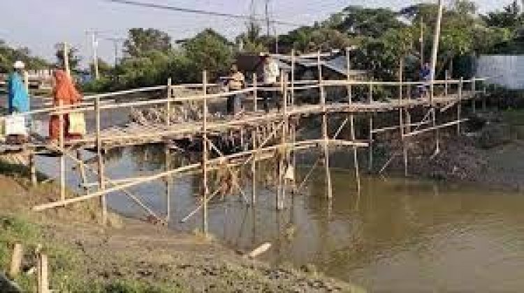 ঠিকাদারের অবহেলায় সেতুর কাজ বন্ধ, এলাকাবাসীর দুর্ভোগ