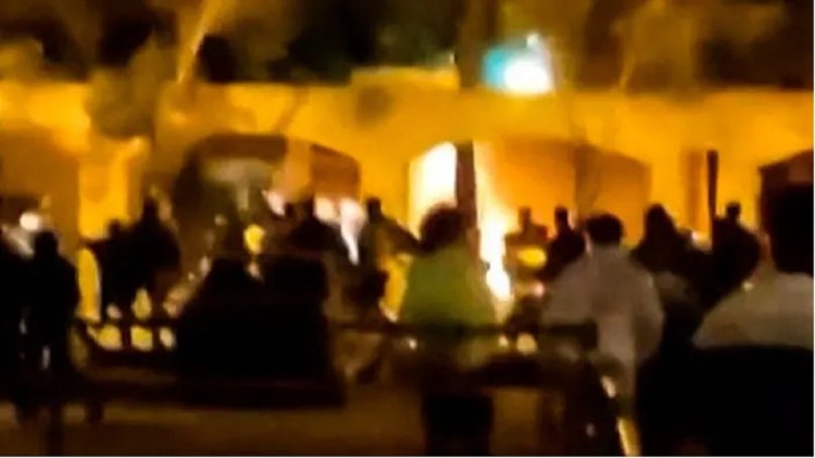 খোমেনির বাড়িতে আগুন ধরিয়ে দিলো ইরানি বিক্ষোভকারীরা