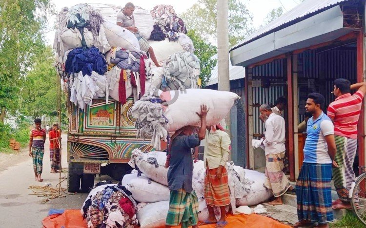 টুকরো কাপড়ে সংসার চলে ৩০ হাজার মানুষের