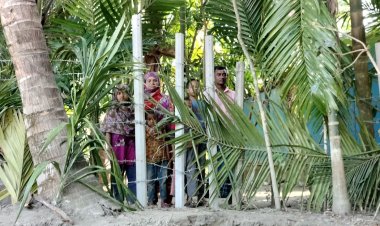 কাঁটাতারের বেড়ায় অবরুদ্ধ দুই পরিবার 
