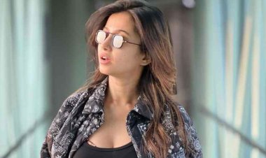 কোথায় যাচ্ছেন মনামী, চান না জানাতে 