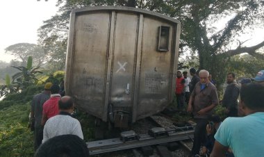 ময়মনসিংহে ট্রেনের বগি লাইনচ্যুত, ট্রেন চলাচল বন্ধ