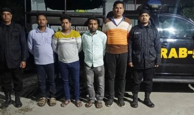 অস্ত্র কেনাবেচার সময় বিদেশি পিস্তলসহ আটক ৪