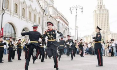 সৈন্যদের মনোবল বাড়াতে যুদ্ধক্ষেত্রে সংগীতশিল্পীদের পাঠাচ্ছে রাশিয়া