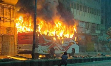 রাজধানীর বাংলামোটরে যাত্রীবাহী বাসে আগুন