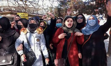 আফগানিস্তানে নারীদের উচ্চশিক্ষা বাতিলের বিরুদ্ধে রাজপথে ছাত্রীরা