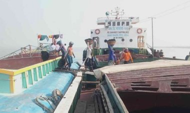 পদ্মায় আটকা পড়ছে পণ্যবাহী জাহাজ, চাঁদা না দিলেই মারধর