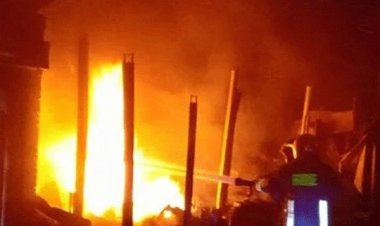 গাজীপুরে কাপড়ের মার্কেটে আগুন, শতাধিক দোকান ভস্মীভূত