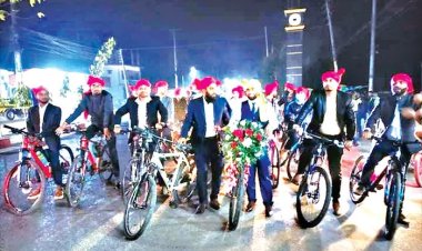 বাইসাইকেলে করে বিয়ের আসরে গেলেন বর