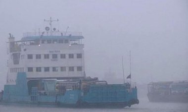 ঘন কুয়াশায় মাঝনদীতে আটকা ৩ ফেরি