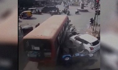  চালকের হার্ট অ্যাটাকে বাস-গাড়ি মুখোমুখি সংঘর্ষ, নিহত ৯