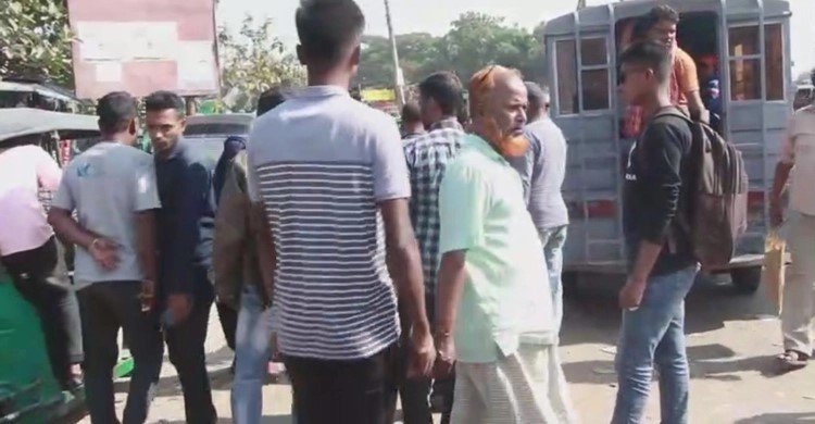 পাবনায় অনির্দিষ্টকালের পরিবহন ধর্মঘটে যাত্রীদুর্ভোগ চরমে