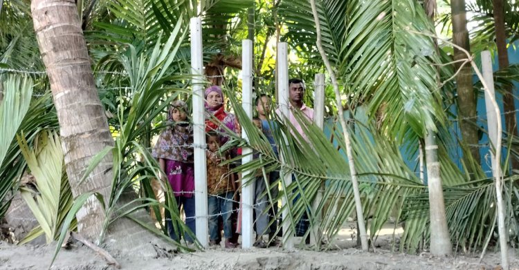 কাঁটাতারের বেড়ায় অবরুদ্ধ দুই পরিবার 