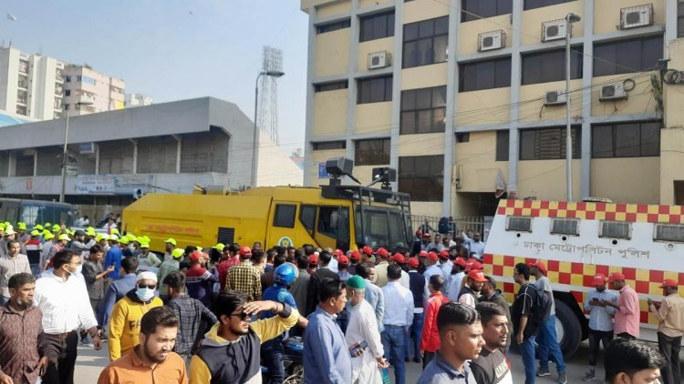 মাঠে জায়গা না পেয়ে রাস্তায় নেতাকর্মীরা