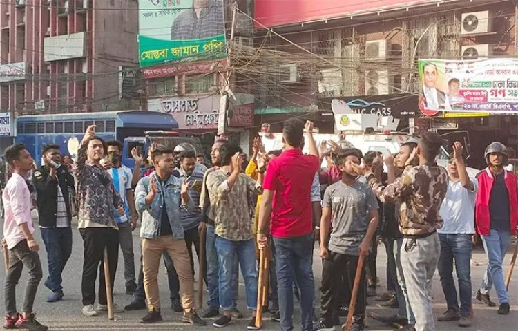 নয়াপল্টনে ছাত্রলীগের লাঠি হাতে মহড়া