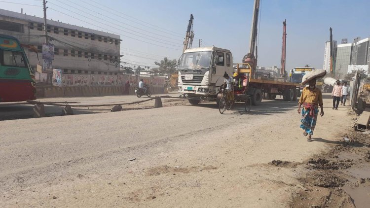 ঢাকা-গাজীপুর সড়কে গলার কাঁটা টঙ্গী স্টেশন রোড মোড়