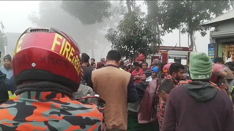 ঘন কুয়াশা: গাইবান্ধায় বাসচাপায় স্বামী-স্ত্রীসহ নিহত ৪