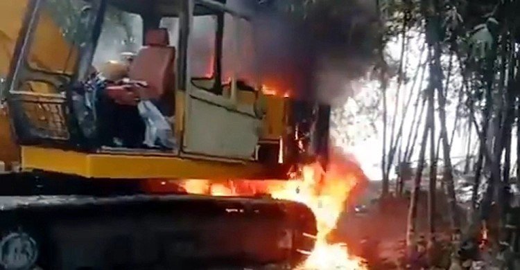 সীমানা নির্ধারণ নিয়ে এলাকাবাসীর সঙ্গে পাউবোর সংঘর্ষ