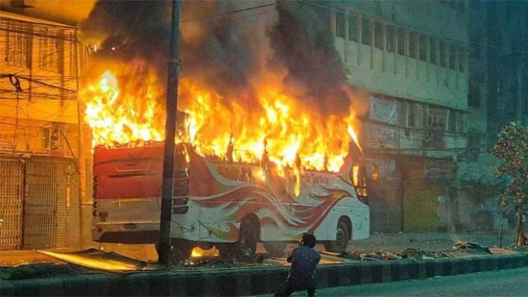রাজধানীর বাংলামোটরে যাত্রীবাহী বাসে আগুন